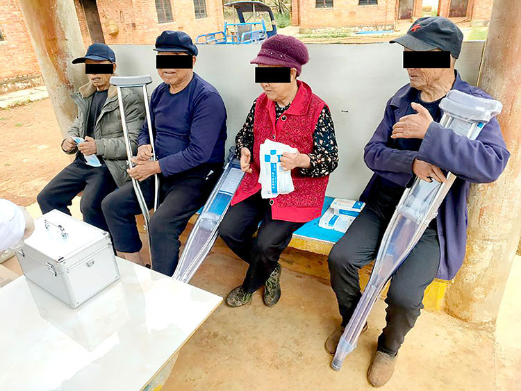 Image of victims of leprosy receiving crutches